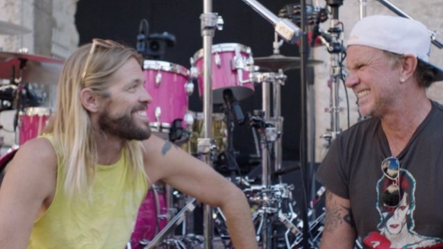 CHAD SMITH se disculpa con la familia de TAYLOR HAWKINS por participar en informe ‘sensacionalista y engañoso’