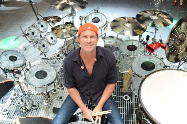 El arte del baterista de RED HOT CHILI PEPPERS CHAD SMITH se exhibirá en Santa Monica Place
