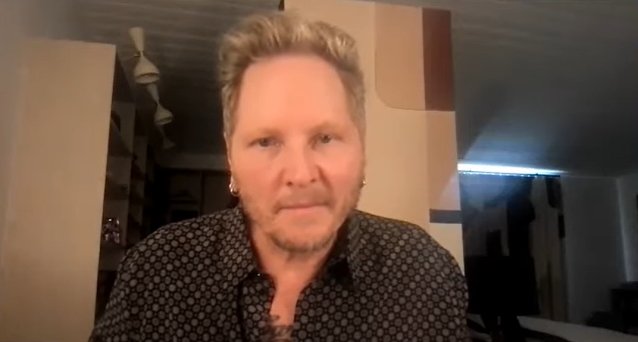 MATT SORUM recuerda haber probado para la banda solista de DAVID LEE ROTH: “Probablemente fue la audición más loca que he hecho”