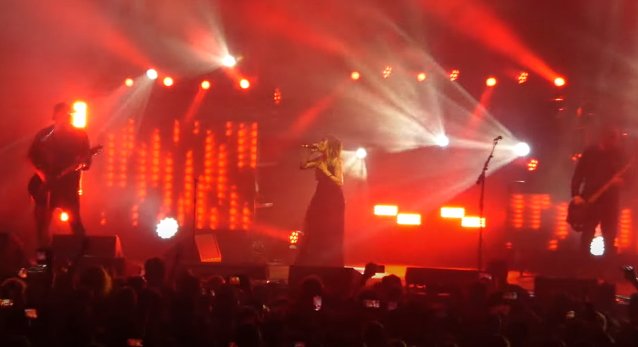 Mira: SEETHER interpreta ‘I’m So Sick’ de FLYLEAF con LACEY STURM en Pensilvania