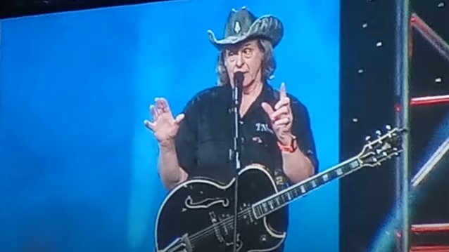 TED NUGENT alienta a los partidarios de TRUMP a volverse locos con los cráneos de los demócratas