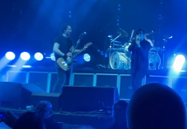 Ver: DEFTONES ‘CHINO MORENO se une a GOJIRA en el escenario para la versión de ‘Territory’ de SEPULTURA