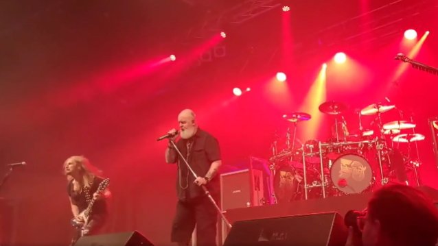 JUDAS PRIEST se deshace del cuero y las tachuelas para el inicio íntimo de la gira europea: video, fotos