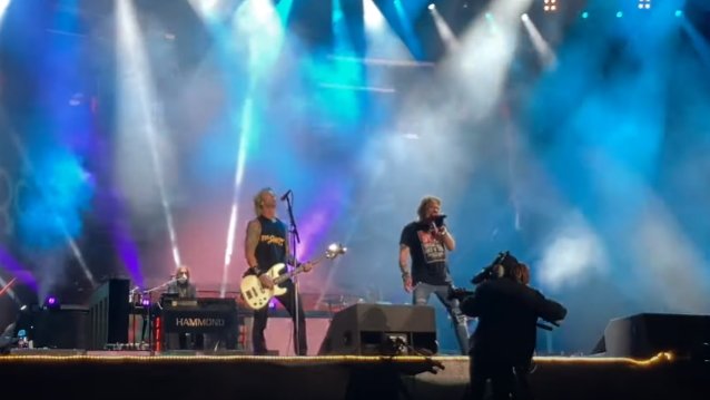GUNS N ‘ROSES realiza una versión de ‘Walk All Over You’ de AC/DC en el inicio de la gira europea (video)