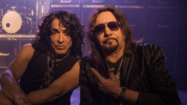 ACE FREHLEY llama a PAUL STANLEY por supuestamente ‘usar cintas’ durante conciertos en vivo