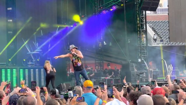 POISON se presenta por primera vez en cuatro años en el inicio de ‘The Stadium Tour’ (video)
