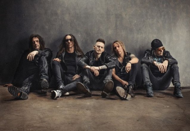 Mira: Los miembros de SKID ROW hablan sobre la canción principal de ‘The Gang’s All Here’ en el primer webisodio ‘Behind The Album’