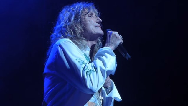 DAVID COVERDALE DE WHITESNAKE diagnosticado con infección de los senos paranasales y la tráquea; Más conciertos cancelados