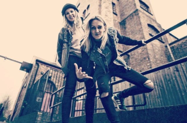 HAYLEY CRAMER de POP EVIL se casa con el baterista SIIAN MONAGHAN: ‘¡Soy una esposa! ¡Y tengo una esposa!