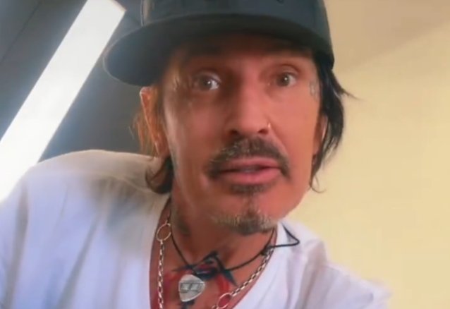 La esposa de TOMMY LEE finalmente revela el misterio detrás de sus cuatro costillas rotas