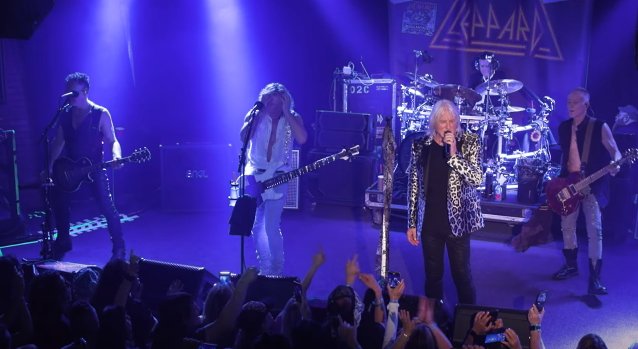 Mire el video Pro-Shot de DEF LEPPARD interpretando ‘Pour Some Sugar On Me’ en un concierto solo por invitación en Whiskey A Go Go