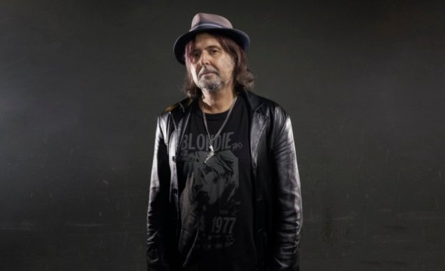 PHIL CAMPBELL critica la nueva ley que prohíbe las ‘protestas ruidosas’: ‘Estuve en MOTÖRHEAD durante más de 30 años. Ahora Eso es Ruido.’