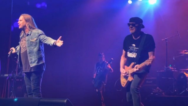 GREAT WHITE se presenta con el nuevo cantante ANDREW FREEMAN en Tempe, Arizona (video)