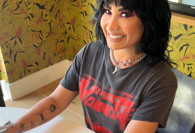 La estrella del pop DEMI LOVATO usa una camiseta de VOIVOD mientras firma copias de su nuevo álbum (video)