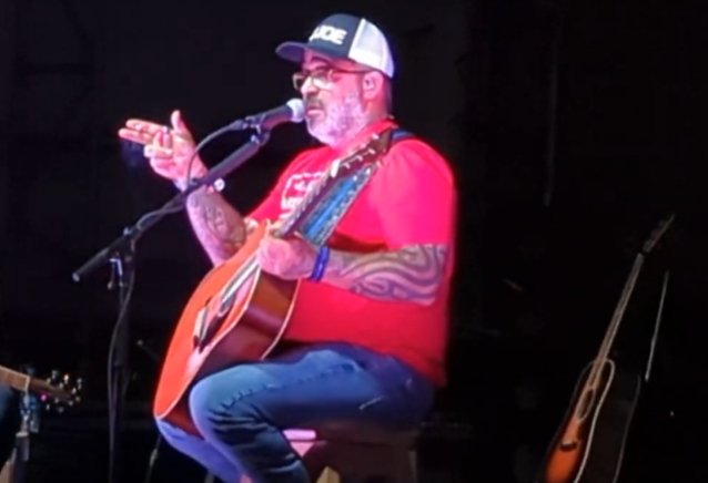 AARON LEWIS afirma que sabe ‘qué diablos está pasando’ y critica a la ‘gente tiránica’ en el gobierno de EE. UU.