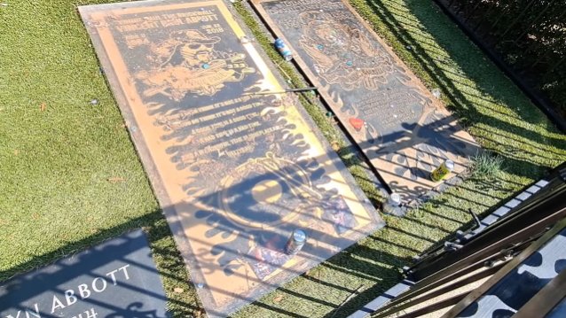 Aquí hay un recorrido en video de julio de 2022 de Graves Of PANTERA Legends DIMEBAG y VINNIE PAUL