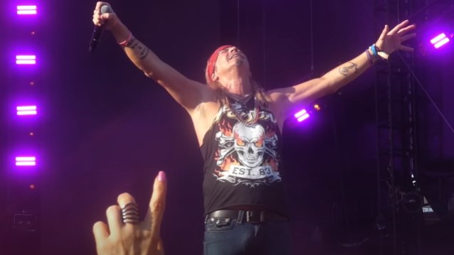 BRET MICHAELS dice que “una complicación médica imprevista” obligó a POISON a cancelar el concierto de Nashville