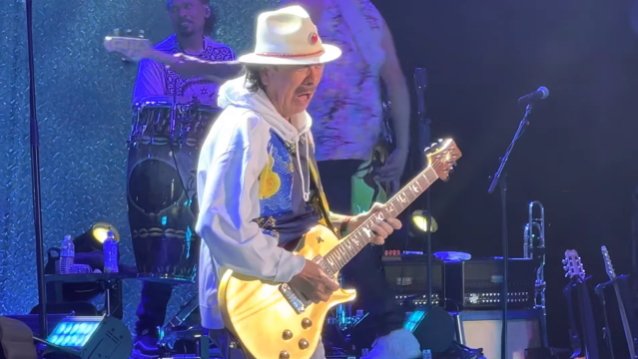 CARLOS SANTANA se derrumba en el escenario en Michigan