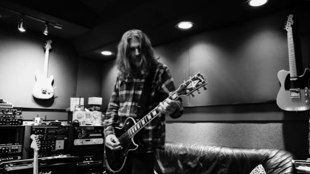 El ex guitarrista de OZZY OSBOURNE, JOE HOLMES, comparte el segundo adelanto de la nueva canción ‘Deadfall’ feat.  ROBERT TRUJILLO, MIKE BORDÍN