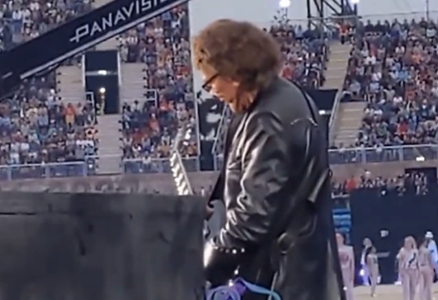 Mira a TONY IOMMI de BLACK SABBATH actuar en la ceremonia de apertura de los Juegos de la Commonwealth de Birmingham 2022