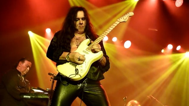 Mira a YNGWIE MALMSTEEN actuar en Tilburg