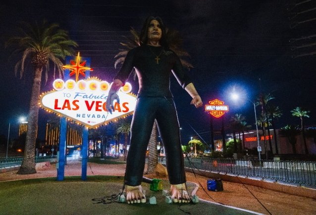 OZZY OSBOURNE inflable de 25 pies se embarca en una gira a campo traviesa