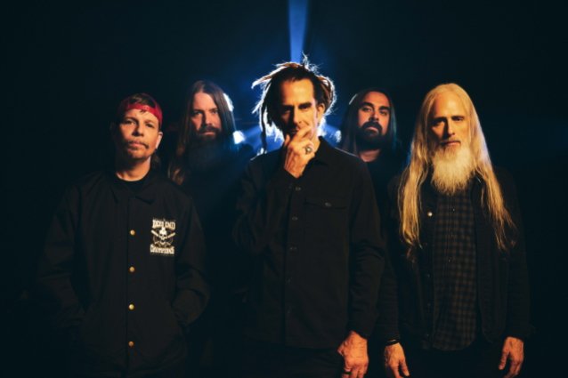 JOHN CAMPBELL DE LAMB OF GOD dice que los fanáticos pueden esperar ‘sorpresas y ajustes’ en el álbum ‘Omens’
