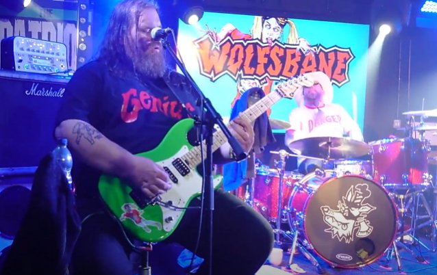 El guitarrista de WOLFSBANE JASON ‘JASE’ EDWARDS está ‘abrumado por el amor y el apoyo’ después del diagnóstico de cáncer de médula ósea
