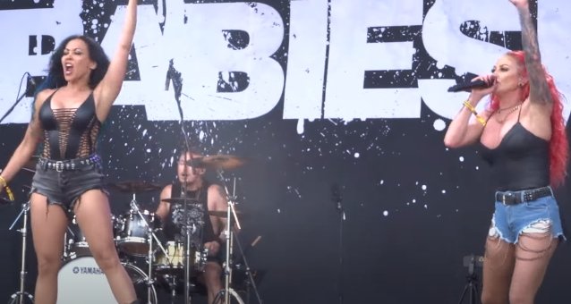 Mira a BUTCHER BABIES interpretar una versión de ‘Best Friend’ de SAWEETIE en el festival BRUTAL ASSAULT de la República Checa