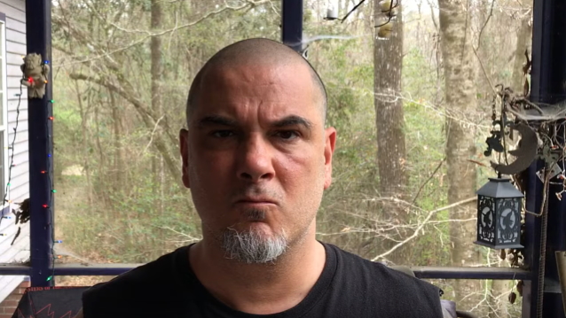 PHILIP ANSELMO: ‘Sé que DIMEBAG y VINNIE PAUL querrían que el legado y el nombre de PANTERA siguieran y siguieran’