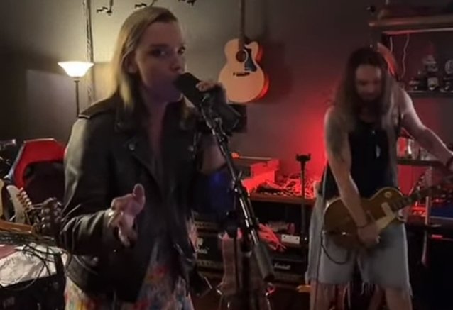 Ver: HALESTORM le da un toque metálico a ‘Hello’ de ADELE