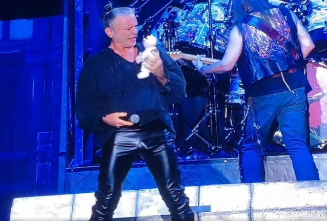 Ver: Fan lanza DR.  Muñeca SIMI a BRUCE DICKINSON durante concierto de IRON MAIDEN en México