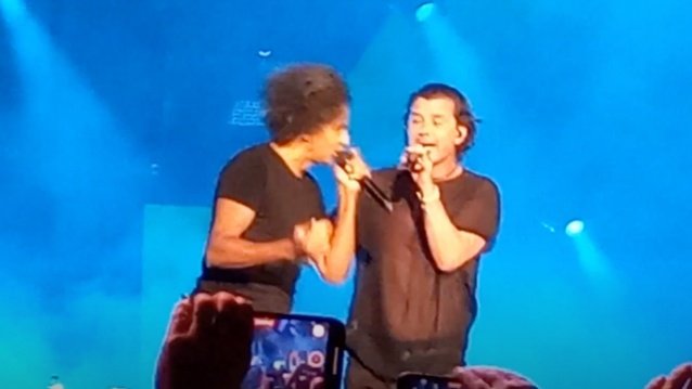 Ver: ALICE IN CHAINS se unió a GAVIN ROSSDALE de BUSH para la presentación de ‘Man In The Box’ en Raleigh