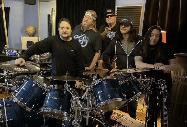 CHUCK BILLY de TESTAMENT dice que tocar con DAVE LOMBARDO nuevamente ha sido ‘increíble’