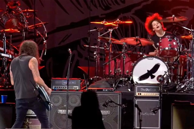 Vea al hijo de TAYLOR HAWKINS, SHANE, interpretar ‘My Hero’ con FOO FIGHTERS