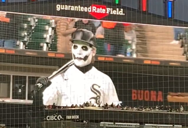Ver: PAPA EMERITUS IV de GHOST lanza el primer lanzamiento en CHICAGO WHITE SOX vs. Juego GUARDIANES DE CLEVELAND
