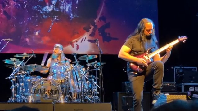 Ver: JOHN PETRUCCI y el ex baterista de DREAM THEATER MIKE PORTNOY actúan juntos en Boston