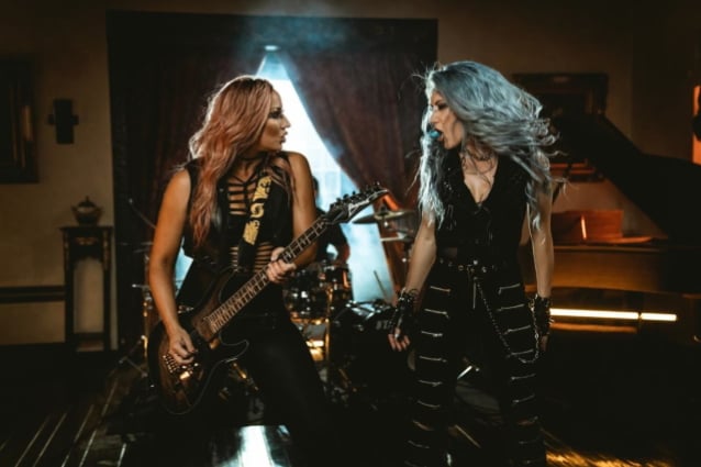 NITA STRAUSS recluta a ALISSA WHITE-GLUZ de ARCH ENEMY para el nuevo sencillo ‘The Wolf You Feed’