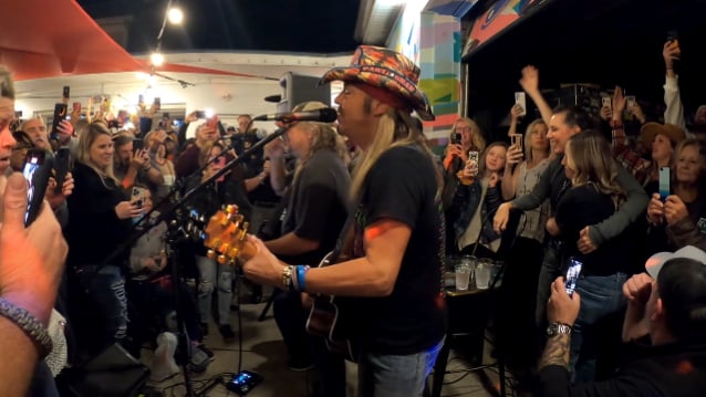 El cantante de POISON, BRET MICHAELS, toca un set sorpresa en Manassas, Virginia