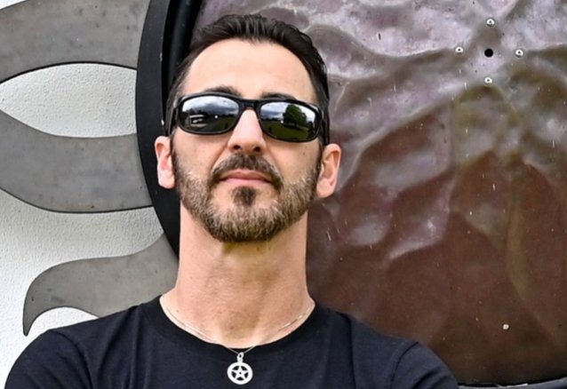 SULLY ERNA DE GODSMACK admite que COVID-19 le pateó el trasero, dice que todavía no ha recuperado completamente su sentido del olfato y el gusto