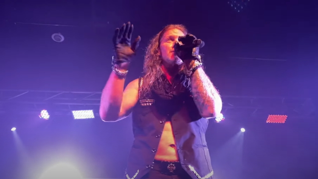 CHRIS JERICHO de FOZZY tuvo que ‘volver a aprender a cantar’ después de una lesión en la garganta