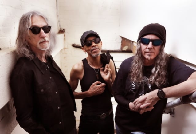 El guitarrista de KING’S X ‘ni siquiera puede ponerse de pie’ después de contraer COVID-19;  Espectáculo de Houston cancelado