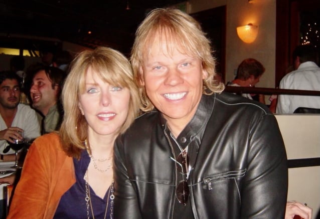 El guitarrista de STYX JAMES ‘JY’ YOUNG lamenta la muerte de su esposa durante 50 años, SUSAN YOUNG