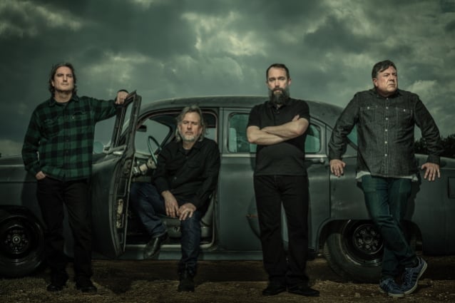 JEAN-PAUL GASTER explica cómo el proceso de composición de canciones de CLUTCH es ‘un gran esfuerzo colaborativo’
