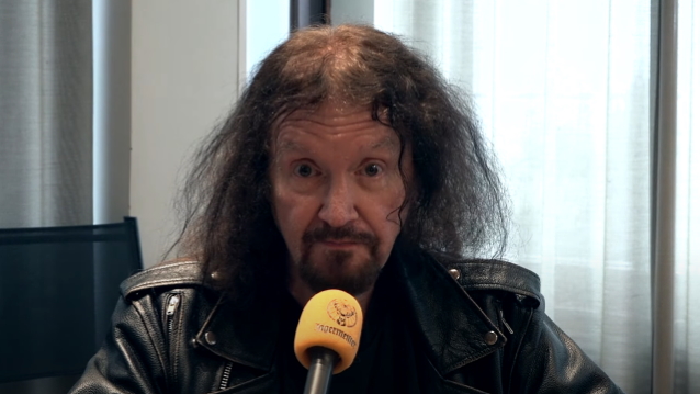 LES BINKS dice que KK DOWNING y RICHIE FAULKNER ‘se llevaron muy bien’ en el ROCK HALL, ‘especialmente en el escenario’