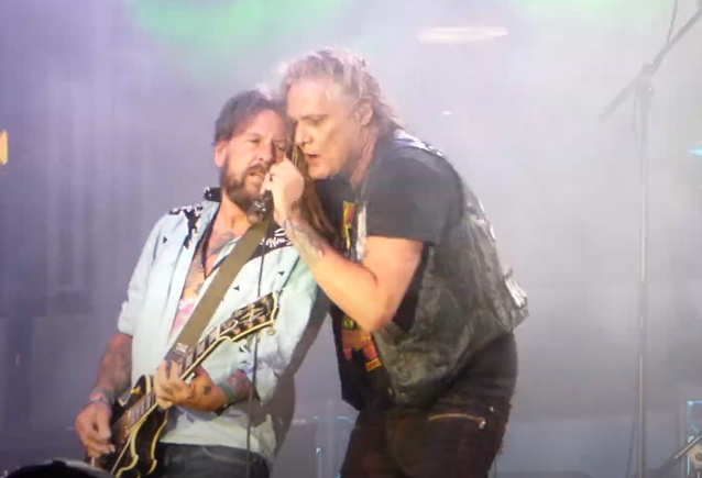 Mira: SEBASTIAN BACH y TRACII GUNS versionan ‘Whole Lotta Love’ de LED ZEPPELIN en ‘Kiss Kruise’