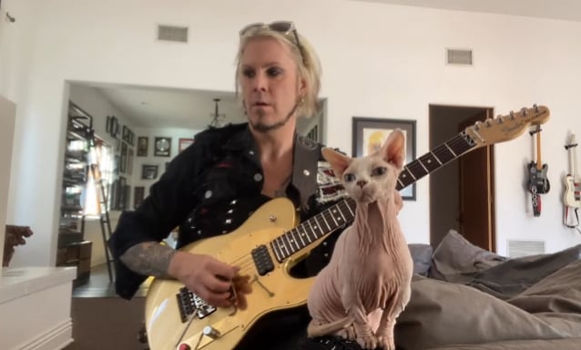 Mira a JOHN 5 tocar junto a ‘Wild Side’ de MÖTLEY CRÜE