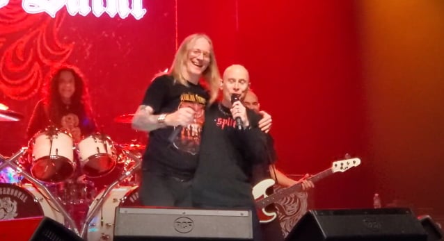 Mire: JOHN BUSH se reincorpora a ARMORED SAINT en el escenario después de quedarse fuera de los espectáculos debido a una infección respiratoria