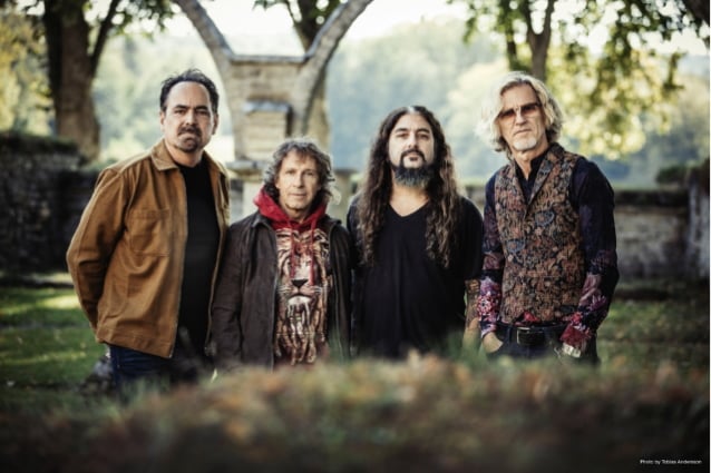 El supergrupo de rock progresivo TRANSATLANTIC lanzará ‘The Final Flight: Live At L’Olympia’