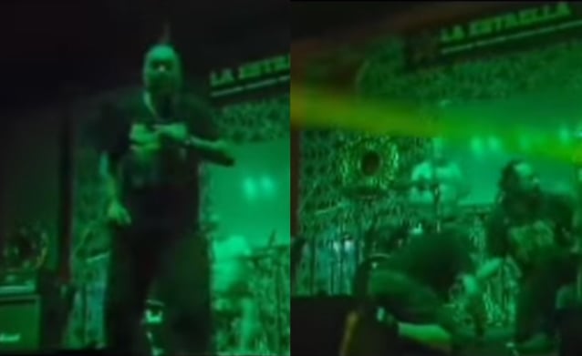 El líder de THE EXPLOITED, WATTIE BUCHAN, colapsa en el escenario en Colombia después de sufrir un presunto ataque al corazón